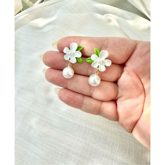 White orange blossom flower with pearl dangle earrings - Picture 6 of 8